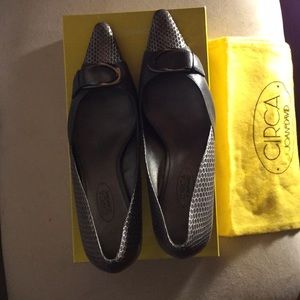 Gray snakeskin mid heel pump